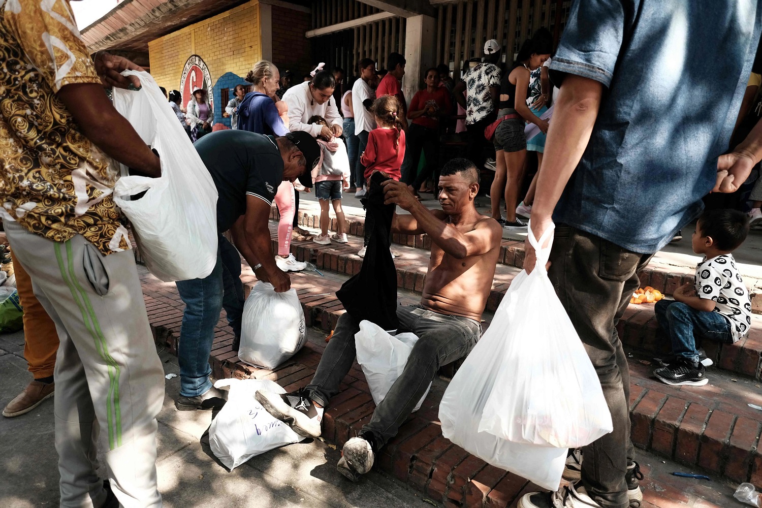 The armed conflict in Colombia resulted in hundreds of casualties and tens of thousands of people displaced.