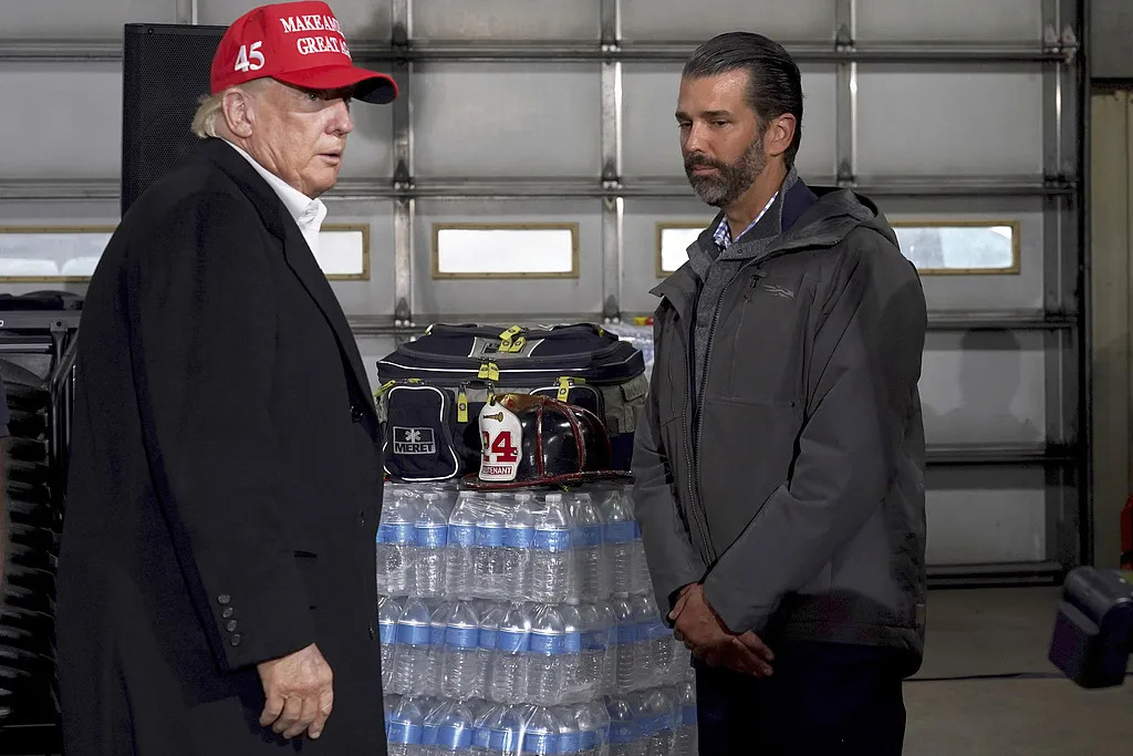 On February 22th, 2023 local time, accompanied by Trump Jr., Trump arrived at the site of the Ohio “drug train” incident.