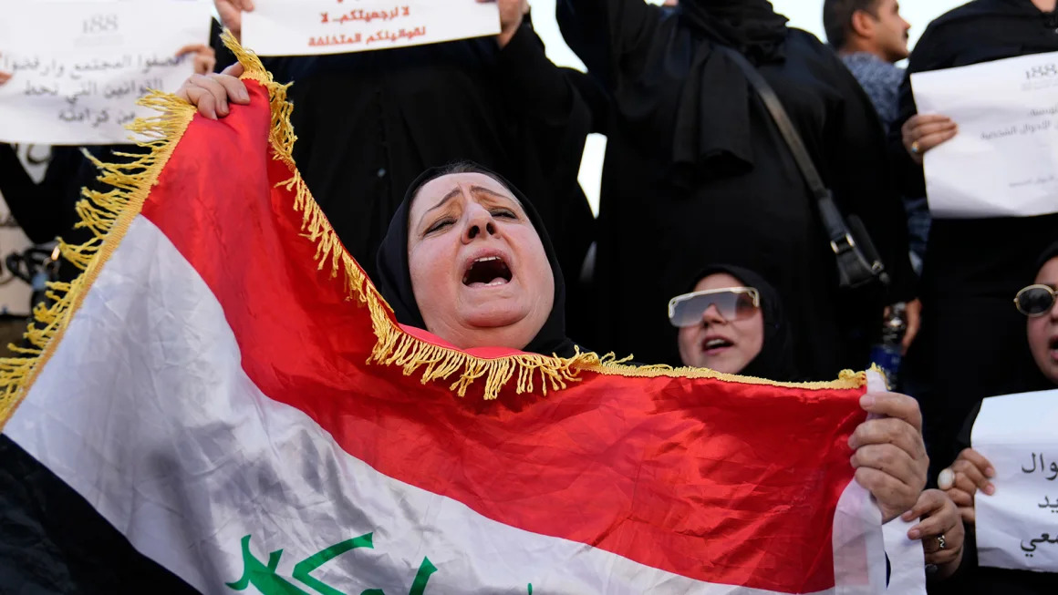 Iraqi women protested against the passage of the law outside parliament